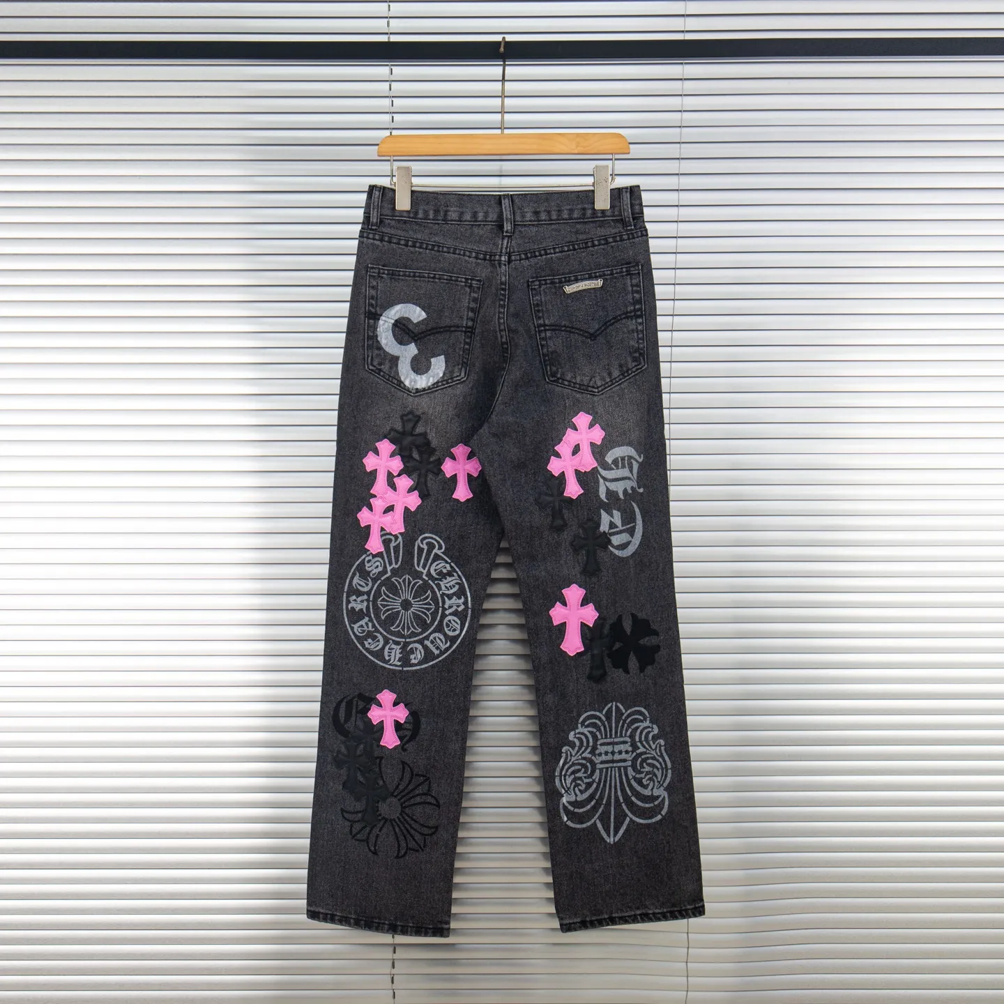P260 Chrome Hearts Chrome Hearts Jeans Purple Matty Boy Sex Records Rivet Style Work Jeans CH Jeans need to be disassembled and washed before being dismantled and hand-stitched with sheepskin cross leather and then spliced ​​together to complete. The whole piece has too many craftsmanship to explain. The cabinet price is 16W+ level, patchwork cross pattern embellishment, high-waisted washed jeans! ! Absolutely high-end luxury products, 8W+ level god-level items, super popular products, made with top heavy industry, a magic weapon that cannot be missed. About Kroxin This is an extremely luxurious fashion brand, which can also be called the aristocrats of the high street. It has always been an exclusive brand for some hipsters or rich second generation. Compared with ordinary high streets, it is more luxurious and noble. Compared with luxury brands, it has a more fashionable personality and has always been a brand that I have a special liking for. Style number: 1761# Size: 28 30 32 34 36